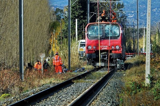Agents de la SNCF et gendarmes examinent les débris autour de la locomotive du TER, samedi 16 décembre 2017.