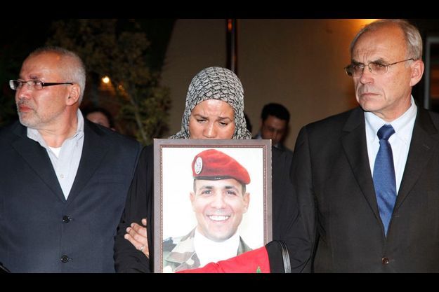  Latifa Ibn-Ziaten porte le portrait de son fils Imad , tué par Mohammed Merah. 