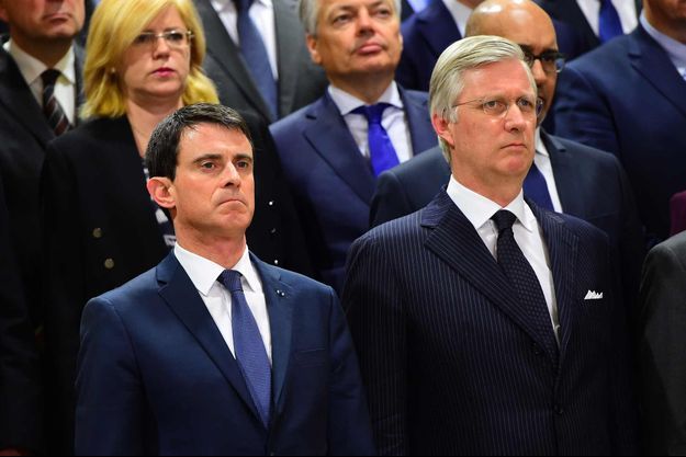 Manuel Valls au côté du roi Philippe pendant la minute de silence.