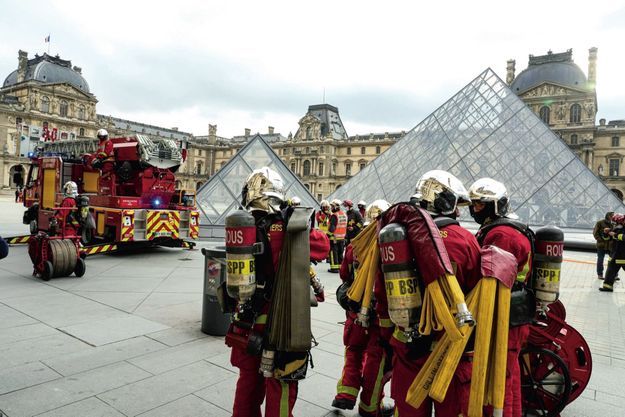 Le 30 novembre, lors de l’exercice simulant un incendie au Louvre.