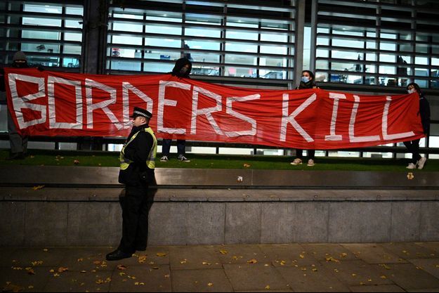 Des manifestants tenant une banderole «les frontières tuent» à Londres le 25 novembre 2021