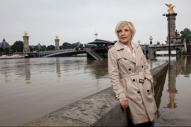 Evelyne Dheliat, de TF1, vient constater le niveau de la Seine aux abords du pont des Invalides et du pont alexandre III lors de la crue de Mai/juin 2016