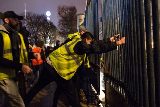 Gilets Jaunes De Nombreux Musees Parisiens Et La Tour Eiffel