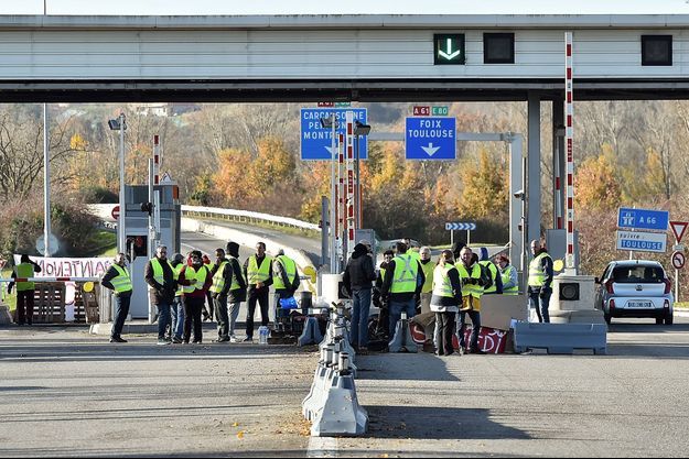 Gilets Jaunes Nombreux Blocages Sur Les Routes Et