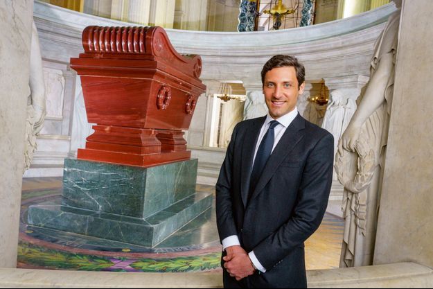 Jean-Christophe Napoléon devant le célèbre tombeau, le 26 avril, neuf jours avant la cérémonie officielle qu’il présidera aux Invalides.