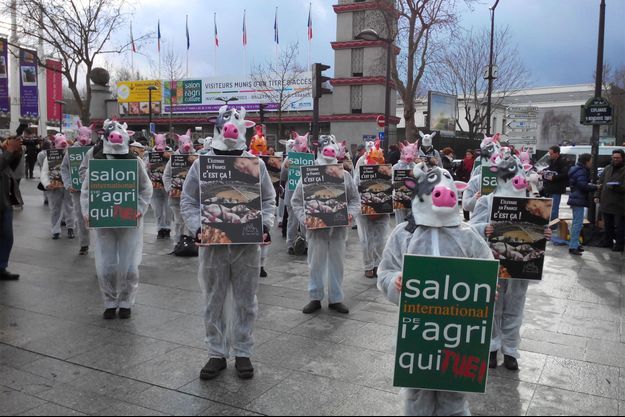 Happening des militants de la protection animale devant le Salon de l'agriculture à l'occasion de son ouverture. 