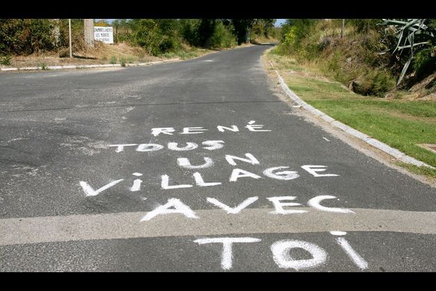  Après l’incarcération de René, vendredi 6 août, les inscriptions fleurissent à la sortie du village, sur la route de Béziers. ­­