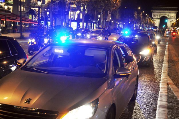 Les policiers défilent sur les Champs-Elysées.