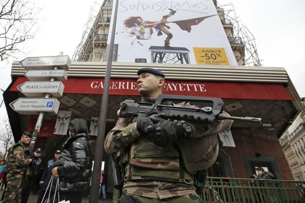 Un soldat en faction devant Les Galeries Lafayette.