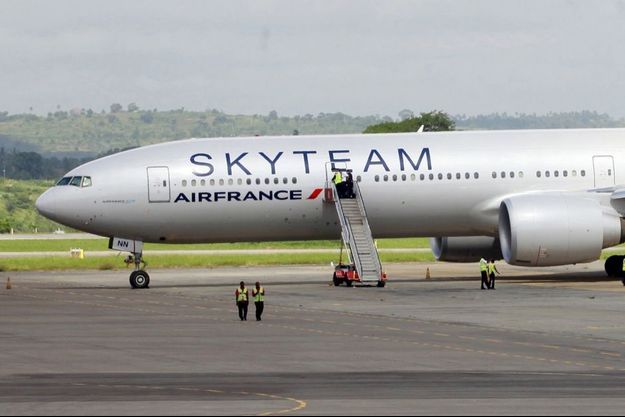 Un avion d'Air France, en provenance de l'île Maurice et à destination de l'aéroport Charles-de-Gaulle à Paris, a fait un atterrissage d'urgence dans la nuit de samedi à dimanche à Mombasa, au Kenya, après la découverte d'un colis suspect à bord. 