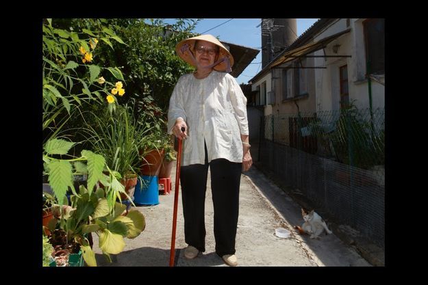 Martine Tran, 76 ans, une « cacoun » (mamie). Elle a épousé Emile Lejeune rencontré dans le camp. « Elle était démunie. On s’est mariés pour lui donner les moyens de vivre », dit-il. Martine Tran, 76 ans, une « cacoun » (mamie). Elle a épousé Emile Lejeune rencontré dans le camp. « Elle était démunie. On s’est mariés pour lui donner les moyens de vivre », dit-il.