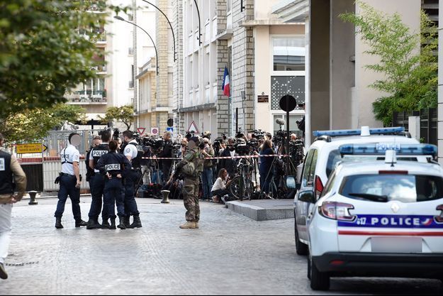 La police et des journaliste à Levallois où des militaires se sont fait renverser en 2017.