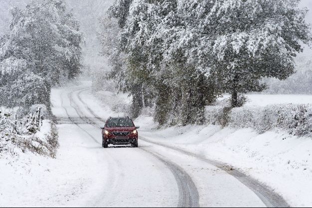 Neige Des Centaines D Automobilistes Bloques 17 Departements En Vigilance Orange