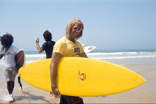 La planche de surf de Brice d Nice a été vendue 12.000 euros.