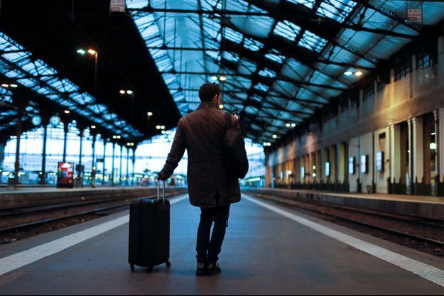 Un voyageur attend son train gare de Lyon.