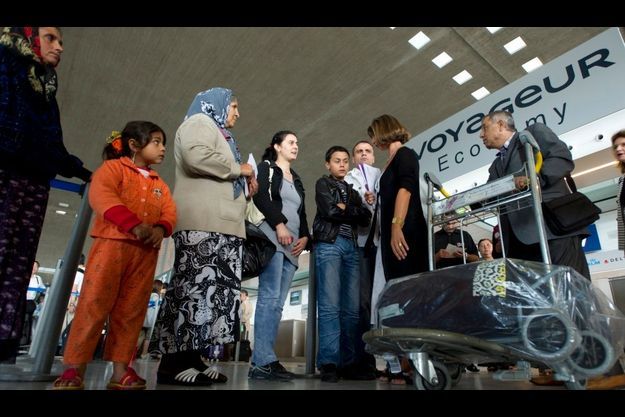  Une famille de Roms s'apprête à embarquer à l'aéroport Roissy-Charles de Gaulle
