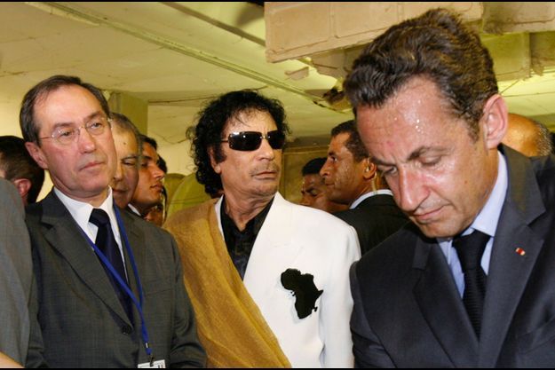 Claude Guéant, Mouammar Kadhafi et Nicolas Sarkozy à Tripoli en 2007. 