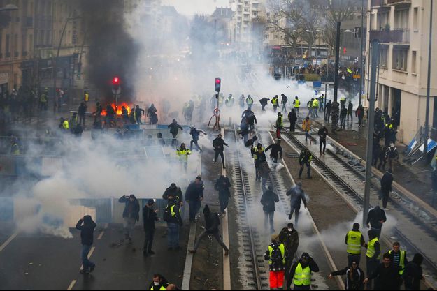 Un Gilet Jaune Condamné à Plus De Trois Ans De Prison