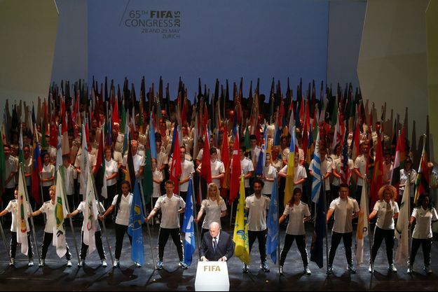 Joseph Blatter, après sa réélection, vendredi dernier, devant les 209 drapeaux des pays membres de la Fifa. Victoire sans lendemain : quatre jours après, cédant à la pression internationale, il doit démissionner. 