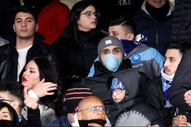 Un supporter de Naples porte un masque lors d'un match de son équipe contre Barcelone mardi soir. 