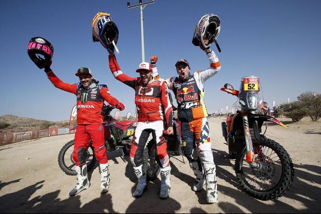 Au centre, Sam Sunderland, vainqueur du Dakar à moto.