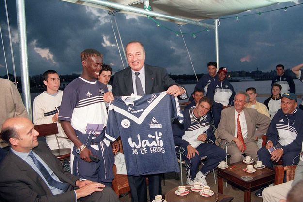 Jean-Didier Lange (assis à droite), en 1999, avec Jacques Chirac et Alain Juppé. 