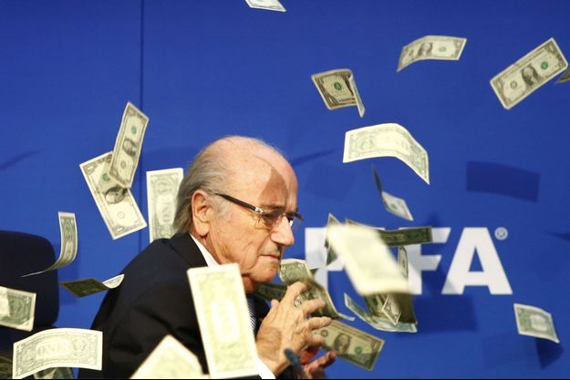 Sepp Blatter arrosé de faux billets