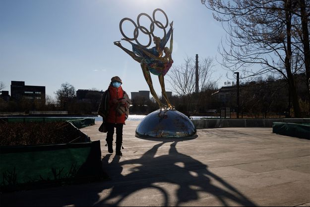 Une sculpture représentant les anneaux olympiques à Pékin.