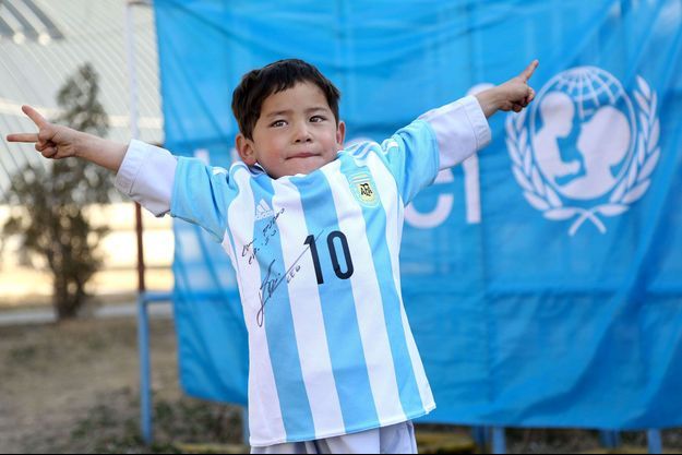 Murtaza, fier avec son maillot dédicacé par Lionel Messi