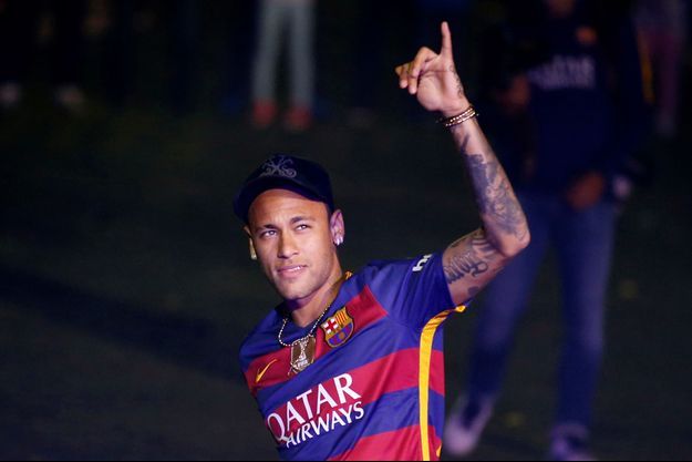 Neymar fête le titre, en mai 2016.
