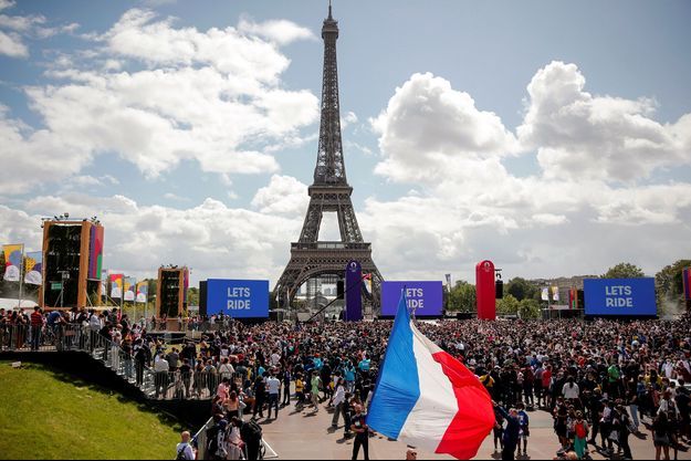 La Tour Eiffel, dimanche, devait être habillée d'un drapeau géant. La Tour Eiffel, dimanche, devait être habillée d'un drapeau géant.