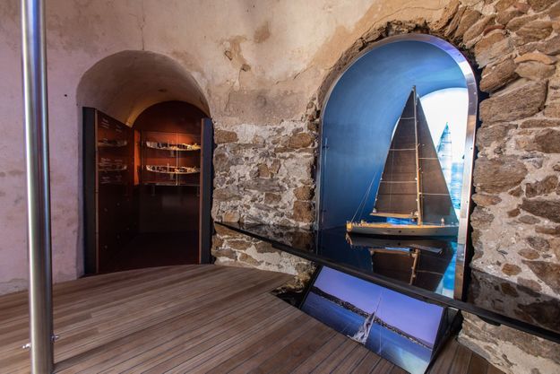 La salle du Musée d’histoire maritime de la Citadelle, à Saint Tropez, dédié au Virtuelle, voilier imaginé en 1995 par le designer Philippe Starck.