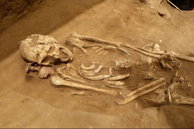 Le squelette intact d'une Philistine, enterrée avec une fiole de parfum en terre cuite, aujourd'hui soudée au reste de son crâne.