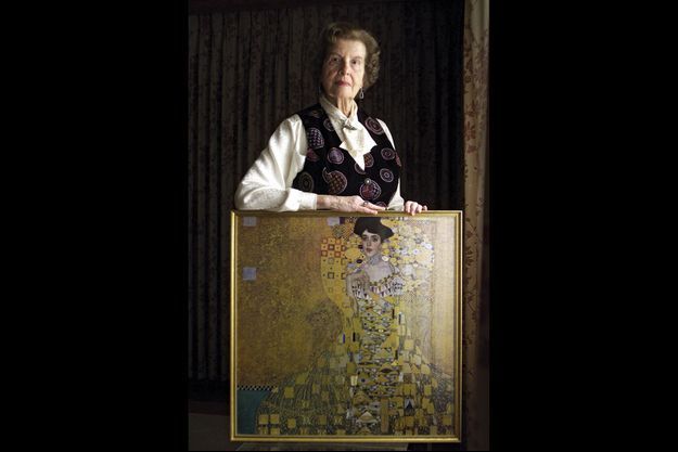 Maria Altmann, en 2001, avec une reproduction de la "Dame en or" de Gustav Klimt.
