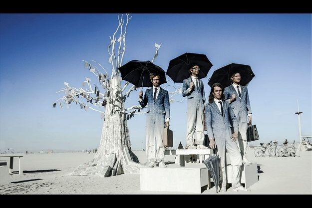  « Exchanghibition Bank », un arbre fait de billets de banque fantaisistes entouré par des banquiers d’opérette. C’est une installation de Dadara, un artiste – sculpteur – performeur hollandais qui l’a offerte à Burning Man.