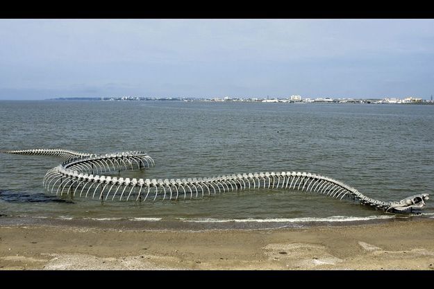  "Serpent d’océan" de Huang Yong Ping, 2012. Création pérenne de 128 mètres. 