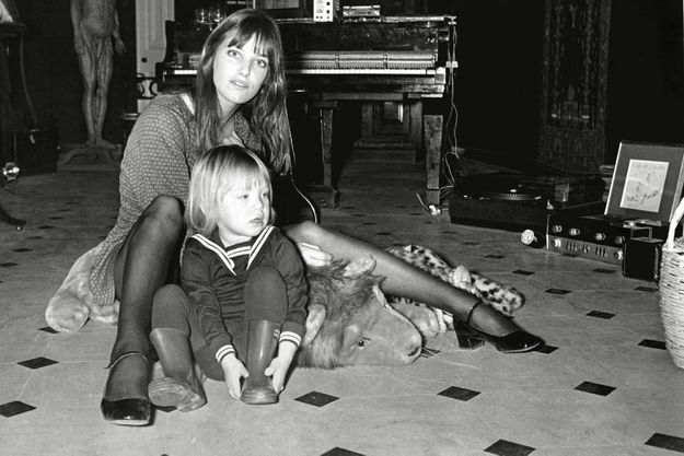 Jane Birkin et Kate Barry au début des années 70 dans l'appartement de Serge Gainsbourg, 