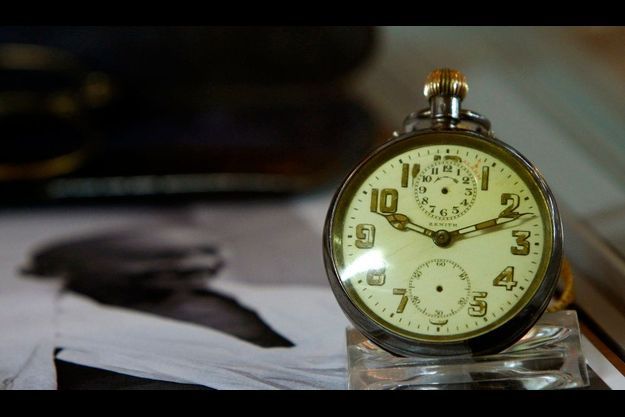  Une montre à gousset en argent ayant appartenu à Gandhi. 