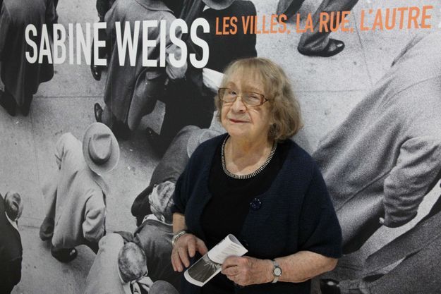 Sabine Weiss en 2018 lors de l'inauguration de l'exposition qui lui a été consacrée au Centre George Pompidou, "Le rues, la ville, l'autre". 