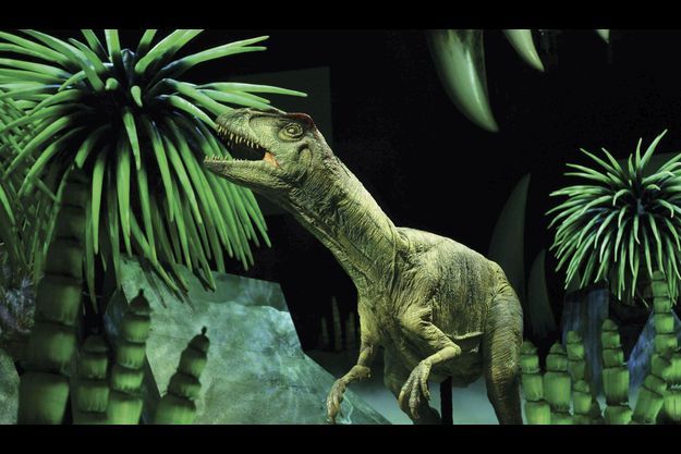  Ces incroyables créatures, réalisées à l’échelle, mangent et s’ébattent avec un naturel déconcertant sur un plateau digne de « Jurassic Park ».