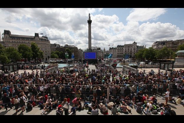  Des centaines de fans à Trafalgar Square, le 6 juin, soit la veille de l’avant-première mondiale du dernier volet d’"Harry Potter". 