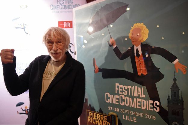 Pierre Richard devant l'affiche du Festival CinéComédies de Lille.