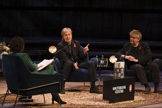 Conversation entre Paul McCartney, le poète Paul Muldoon et la journaliste Samira Ahmed sur la scène du Royal Festival Hall.