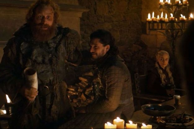 Un gobelet en plastique est visible sur la table du banquet dans cette scène de l'épisode 4 de la saison 8 de "Game of Thrones". 