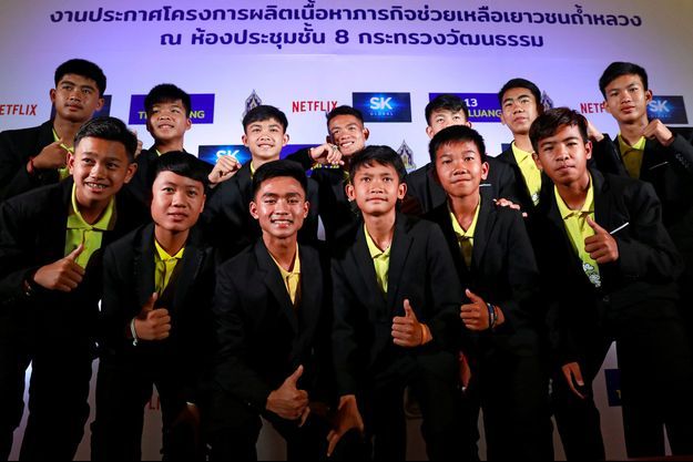 Les douze garçons et leur coach, le 30 avril, à Bangkok. 