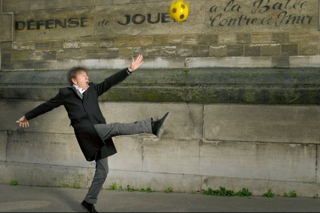 Souchon prend l’église d’Auteuil pour un terrain de foot en dépit de l’inscription « Défense de jouer à la balle contre ce mur », le 10 novembre 2011.
