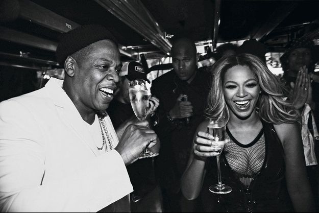 Cheers ! Champagne pour fêter leur succès triomphal et peut-être un heureux événement. Pendant une chanson, Jay-Z a laissé entendre que Beyoncé attendrait un enfant.