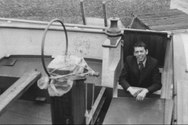 1974. Brel sur son voilier, l'Askoy, à bord duquel il se lancera dans une traversée échevelée de l'Atlantique. 1974. Brel sur son voilier, l'Askoy, à bord duquel il se lancera dans une traversée échevelée de l'Atlantique.