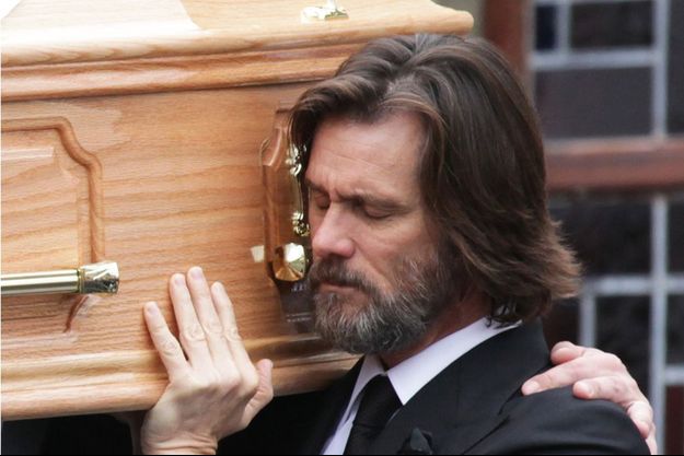 Jim Carrey porte le cercueil de Cathriona White, le 10 octobre 2015. 