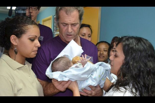 mel gibson aupres d enfants malades au guatemala